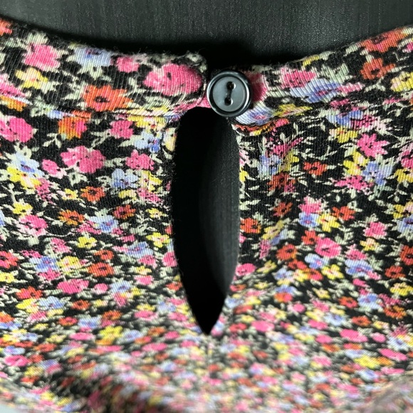 S.O. brand, Cuff Sleeve, Back Button Top, Short-Sleeve, floral Top, Size XL - Picture 2 of 3